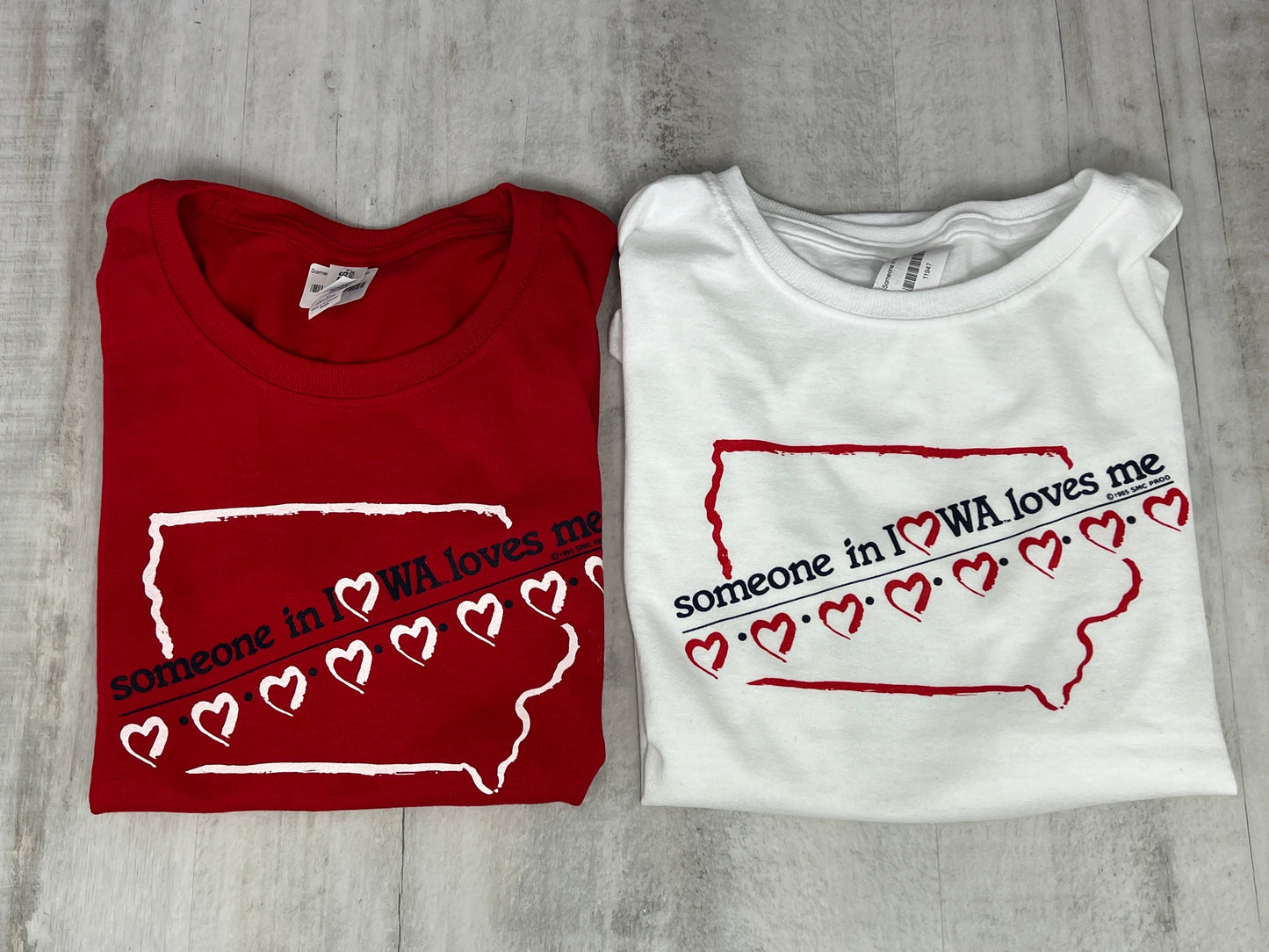 Camiseta para adultos con el mensaje "Alguien en Iowa"
