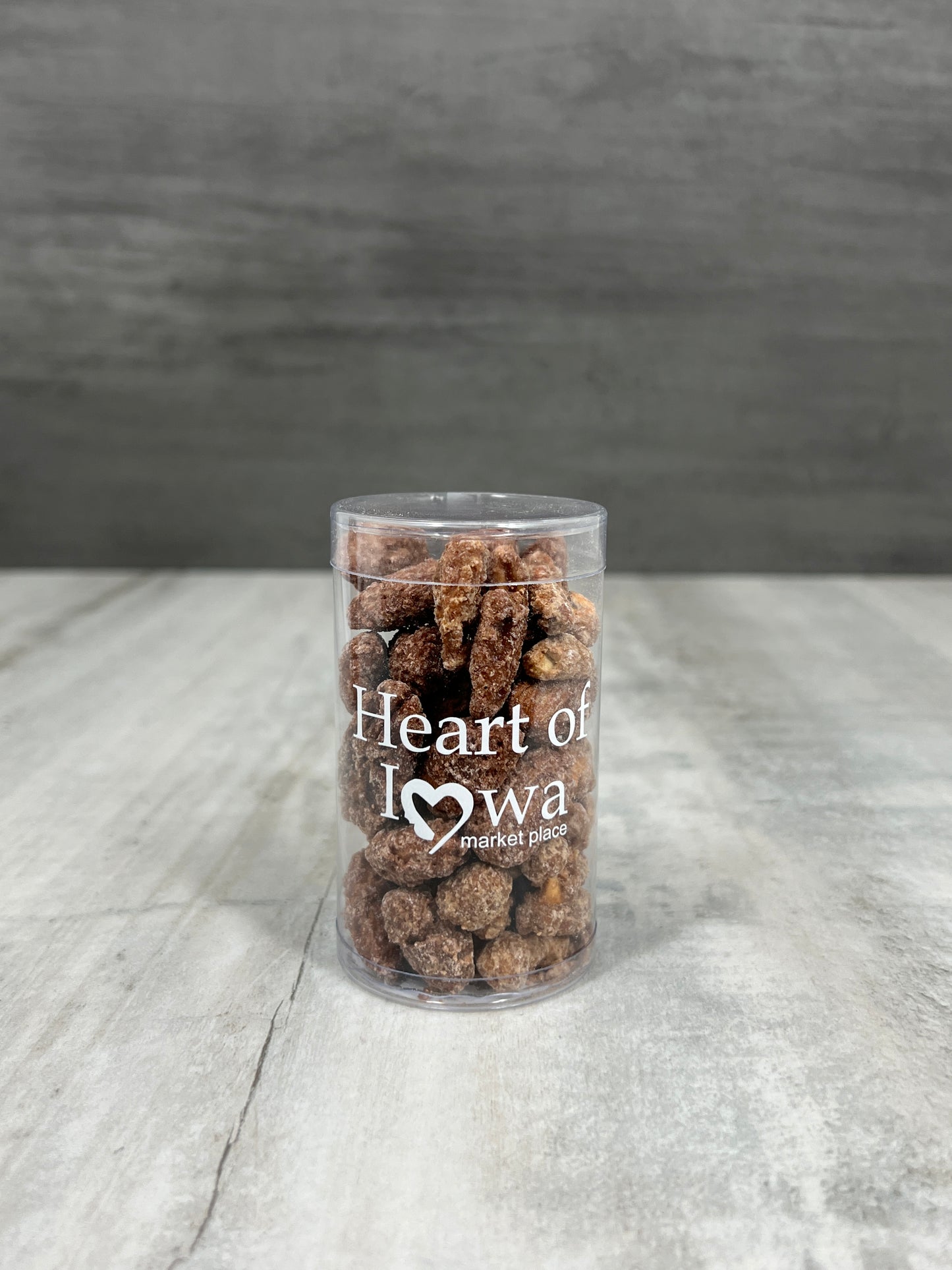 Contenedor de nueces tostadas con canela